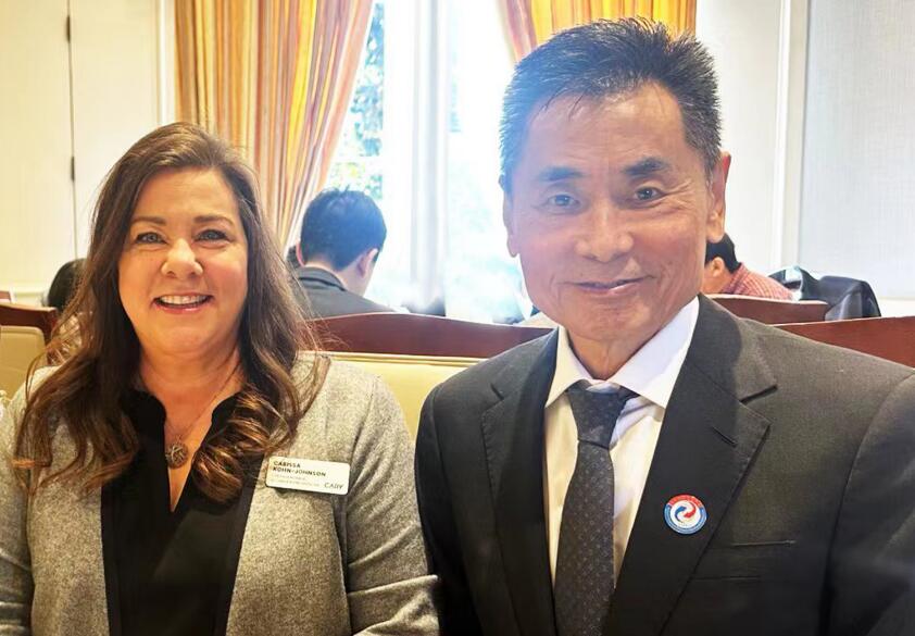 世貿通集團董事長Winner Xing博士會見美國Cary市議長Carissa Johnson女士併合影