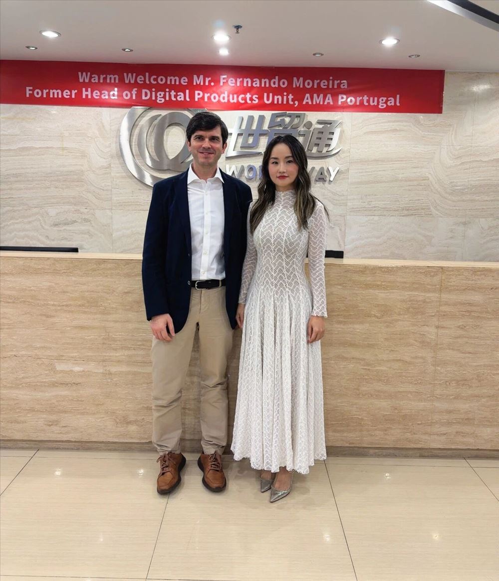 世贸通集团高级副总裁Li Ma女士与葡萄牙行政现代化署签证发放数字化改革项目前负责人 Fernando Moreira先生合影