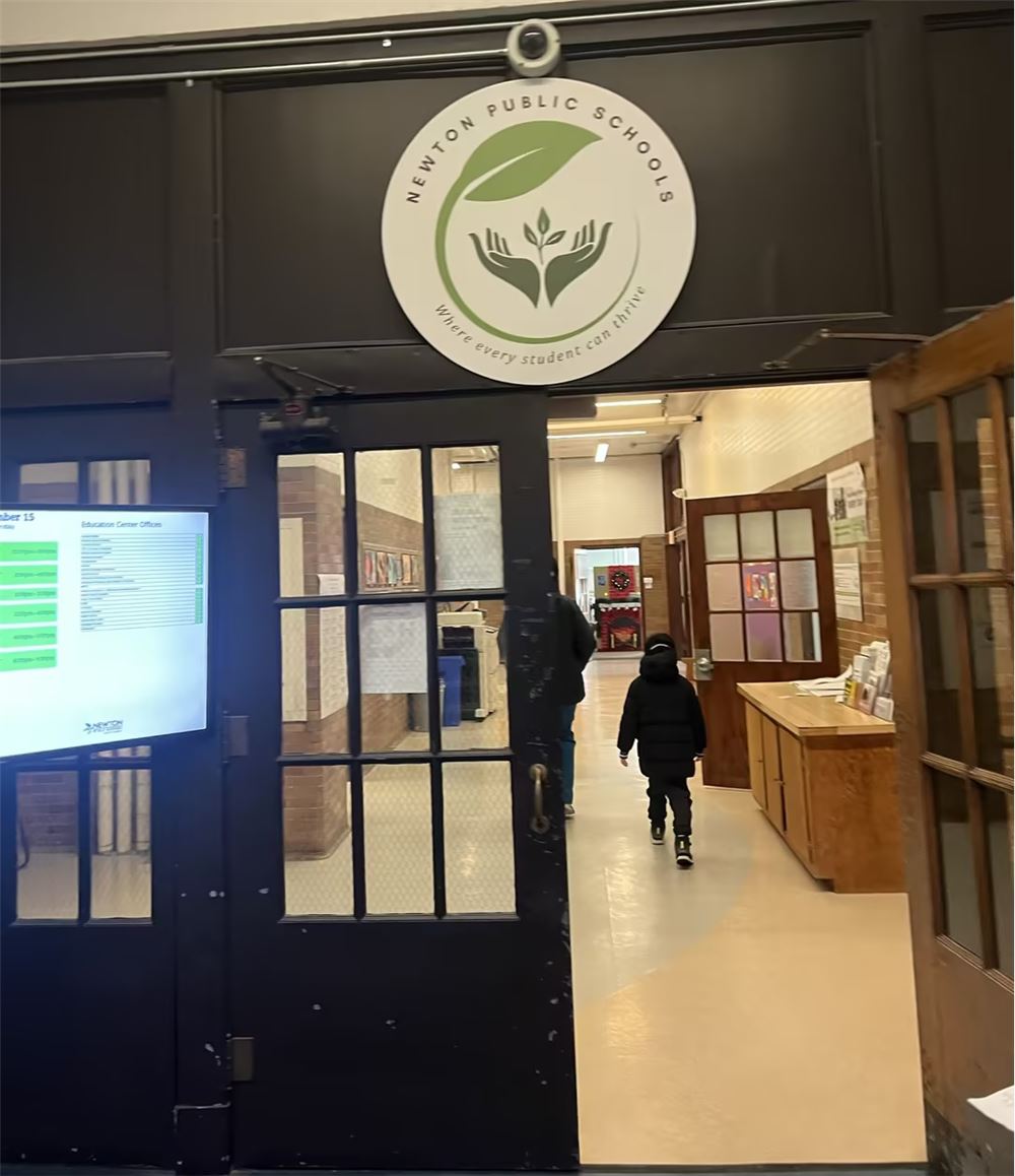 全程陪跑!世贸通助力美国新移民家庭考察入学